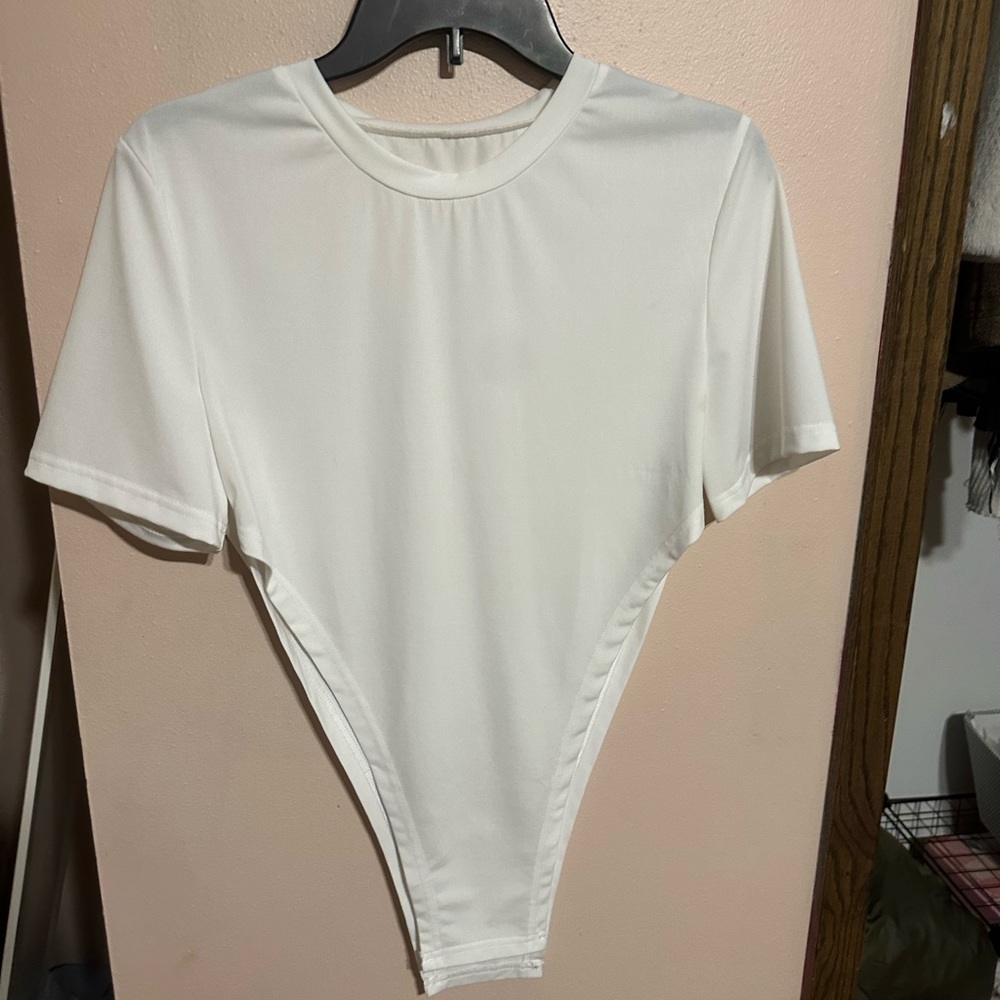 White crop top w long middle part